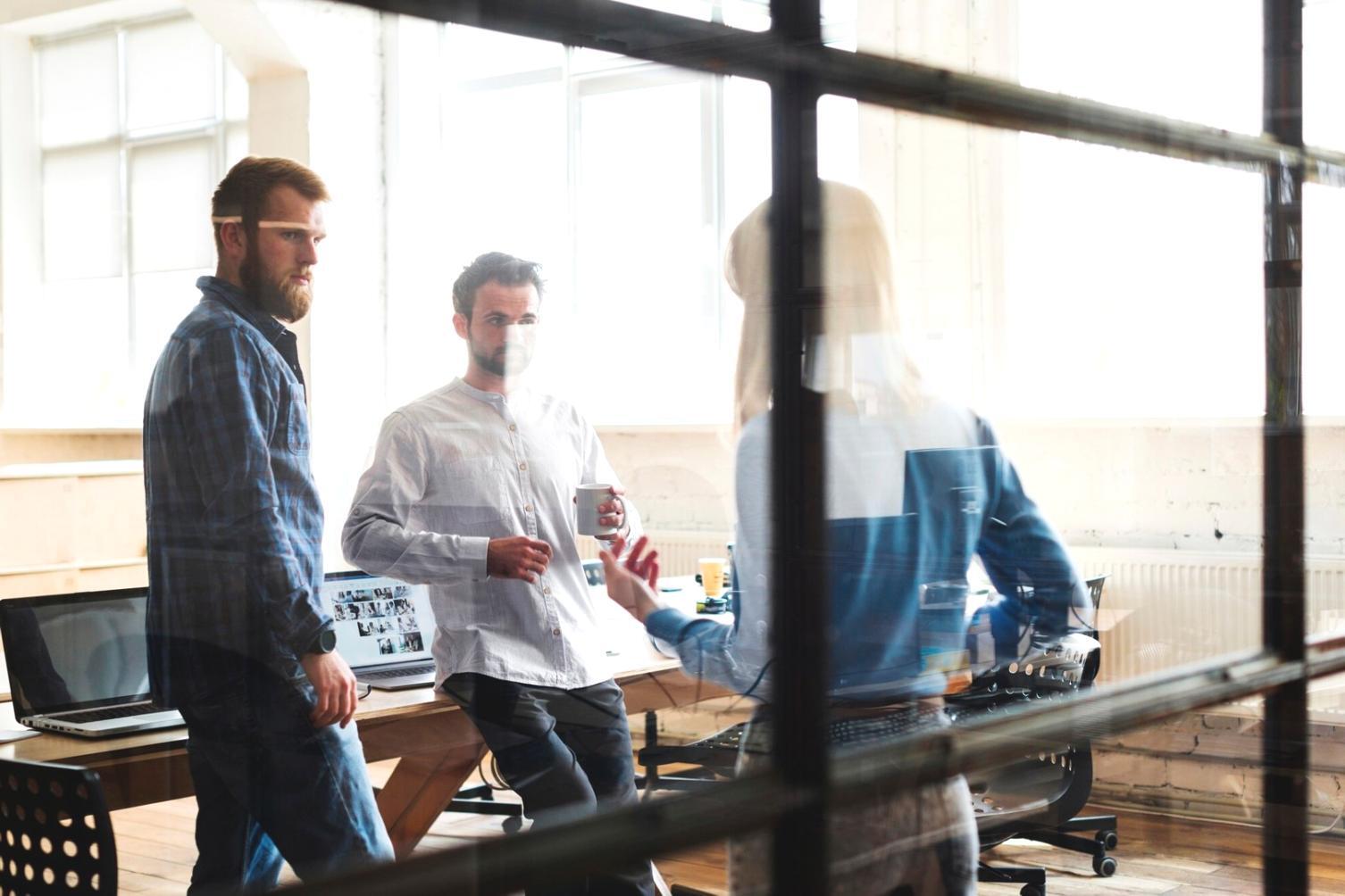 Międzynarodowa grupa studentów podczas warsztatów integracyjnych