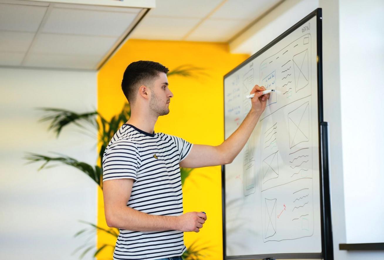 Studenci międzynarodowi podczas sesji grupowej wsparcia i mentoringu